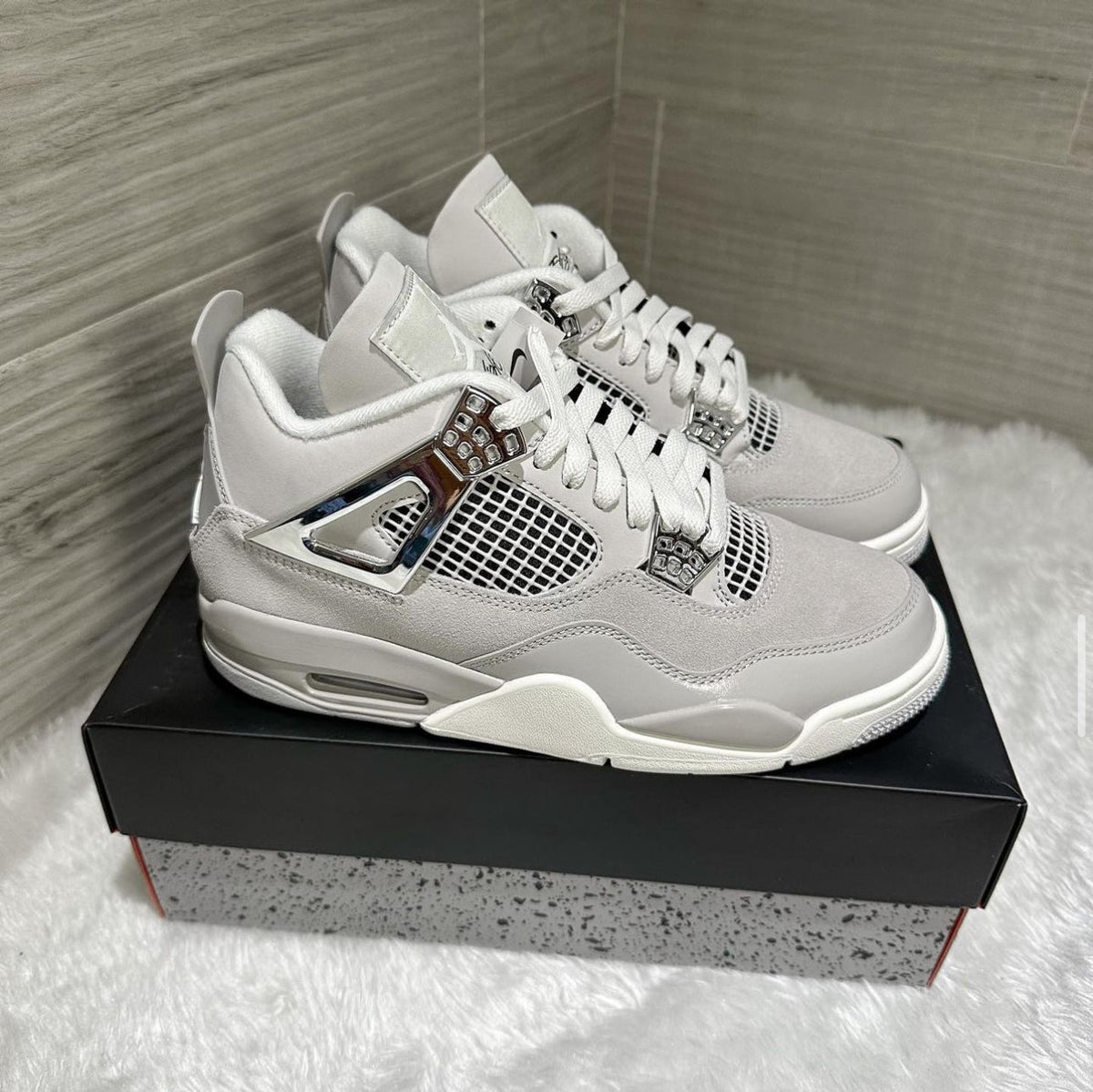 Air Jordan 4 Retro Frozen Moments Trainers (Women's)