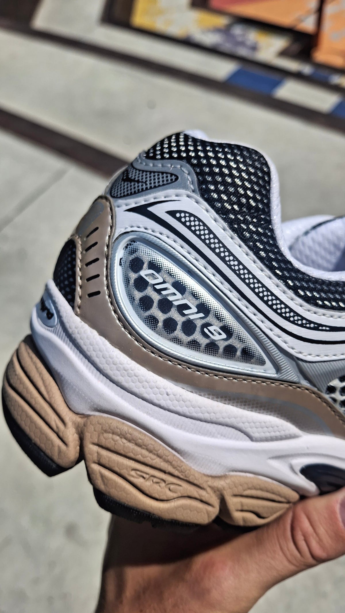 Saucony ProGrid Omni 9 OG – White Saddle Trainers