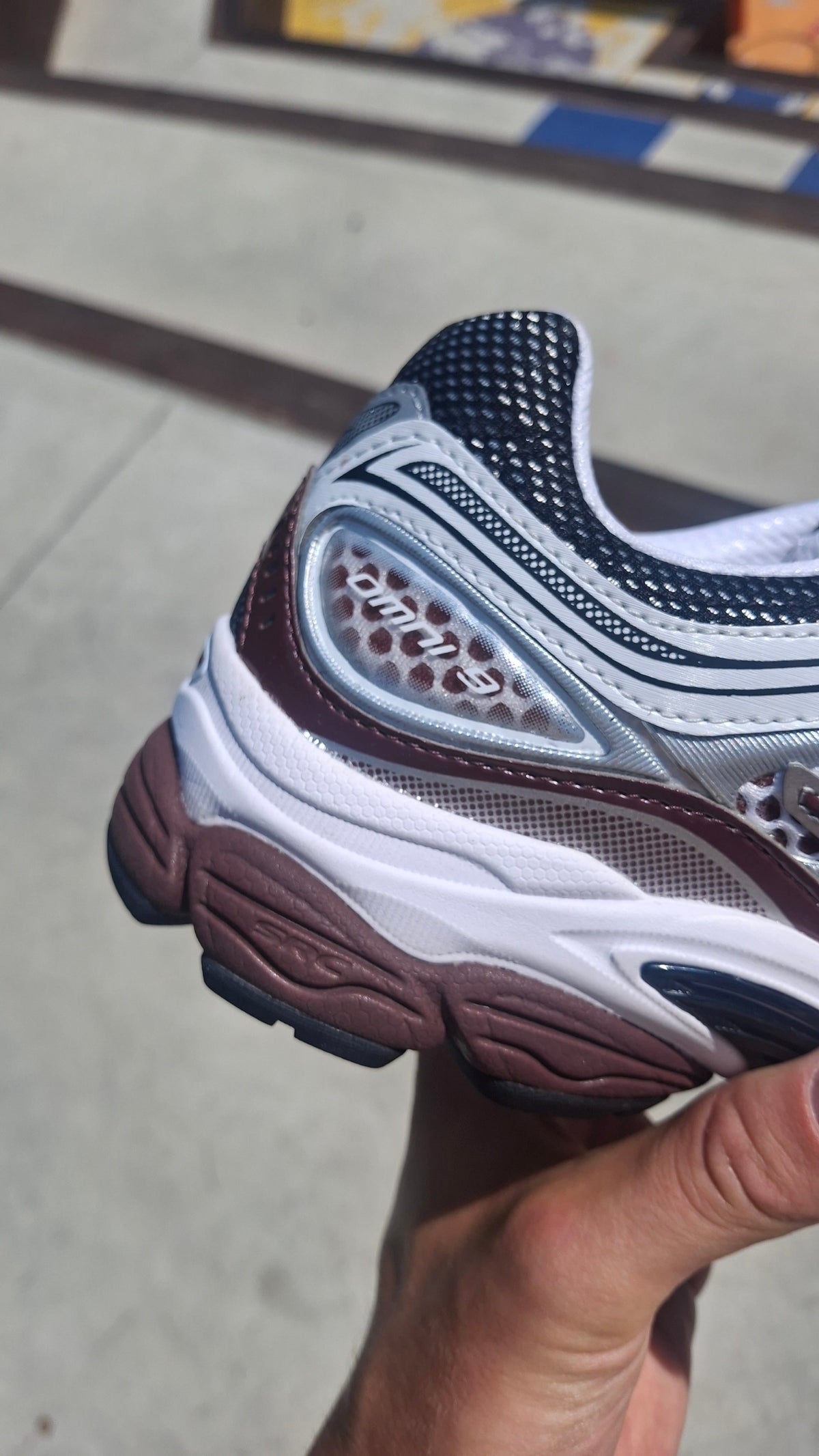 Saucony ProGrid Omni 9 OG – White Maroon Trainers