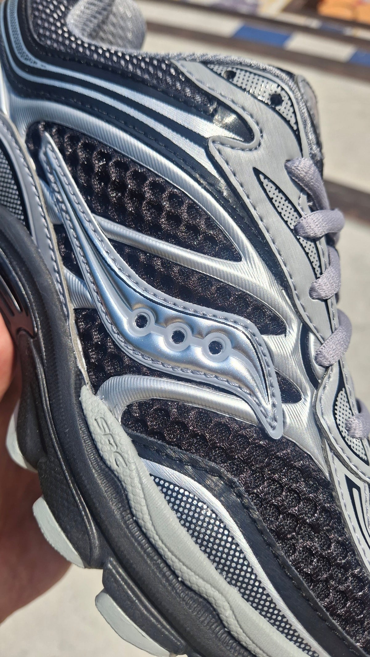 Saucony ProGrid Omni 9 – Black Silver Trainers