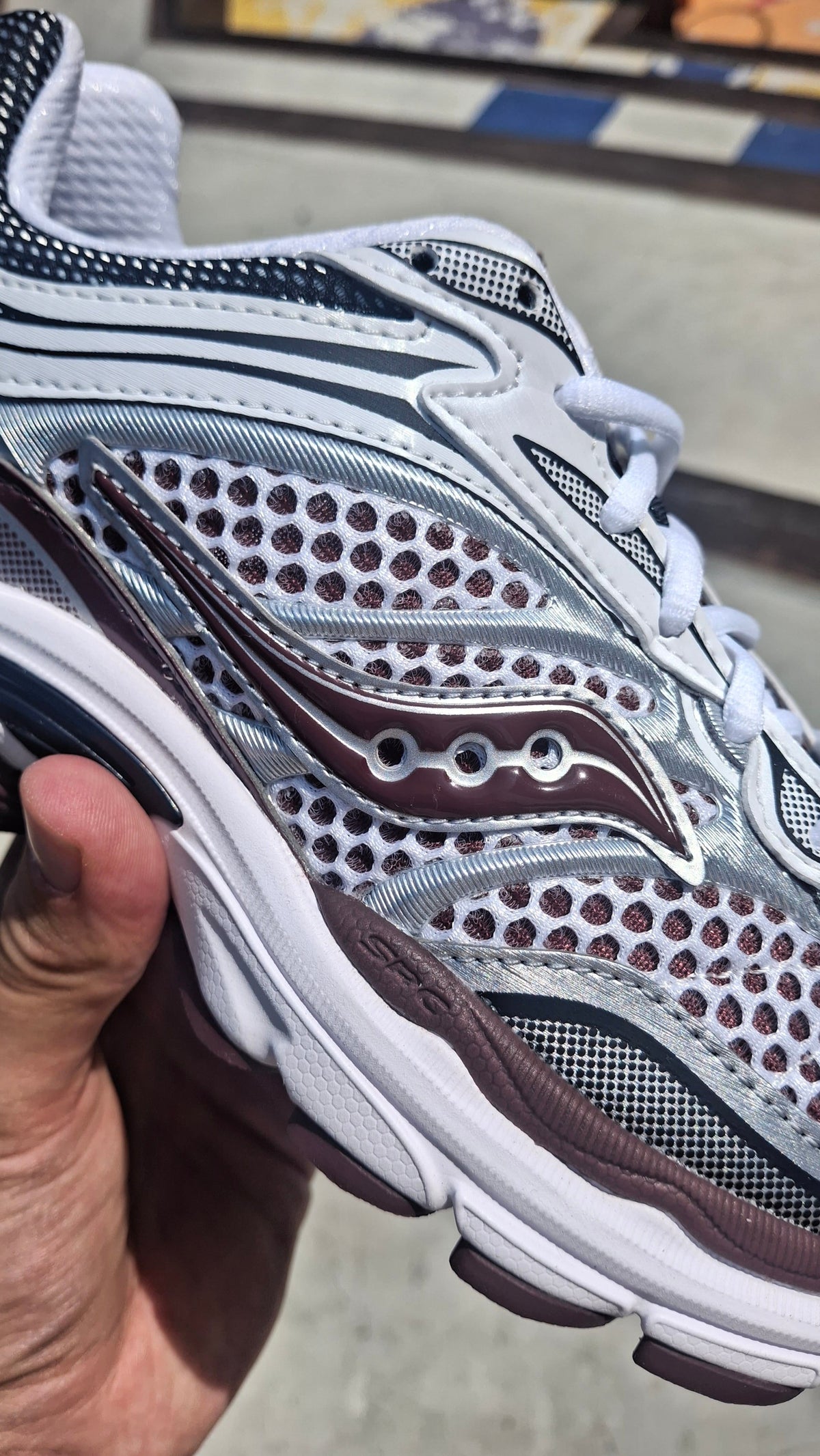 Saucony ProGrid Omni 9 OG – White Maroon Trainers