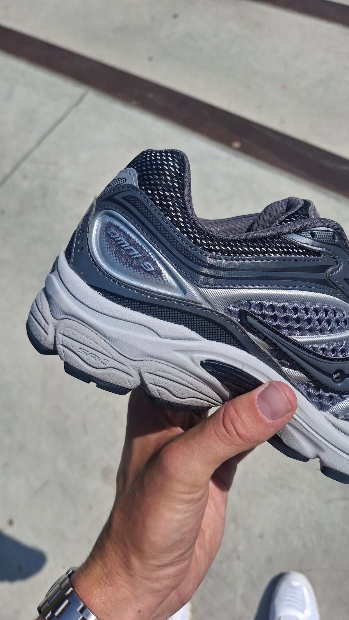 Saucony ProGrid Omni 9 OG – Carbon Cadet Trainers