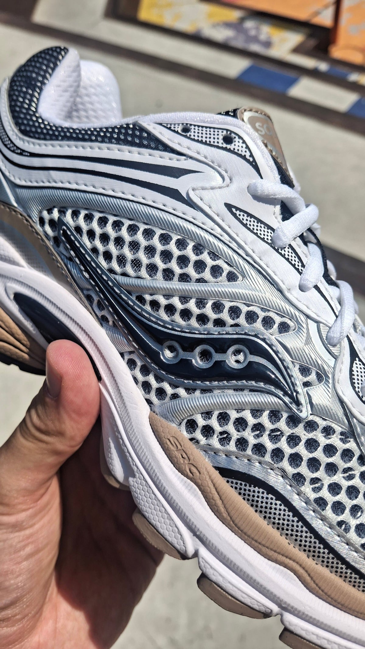 Saucony ProGrid Omni 9 OG – White Saddle Trainers