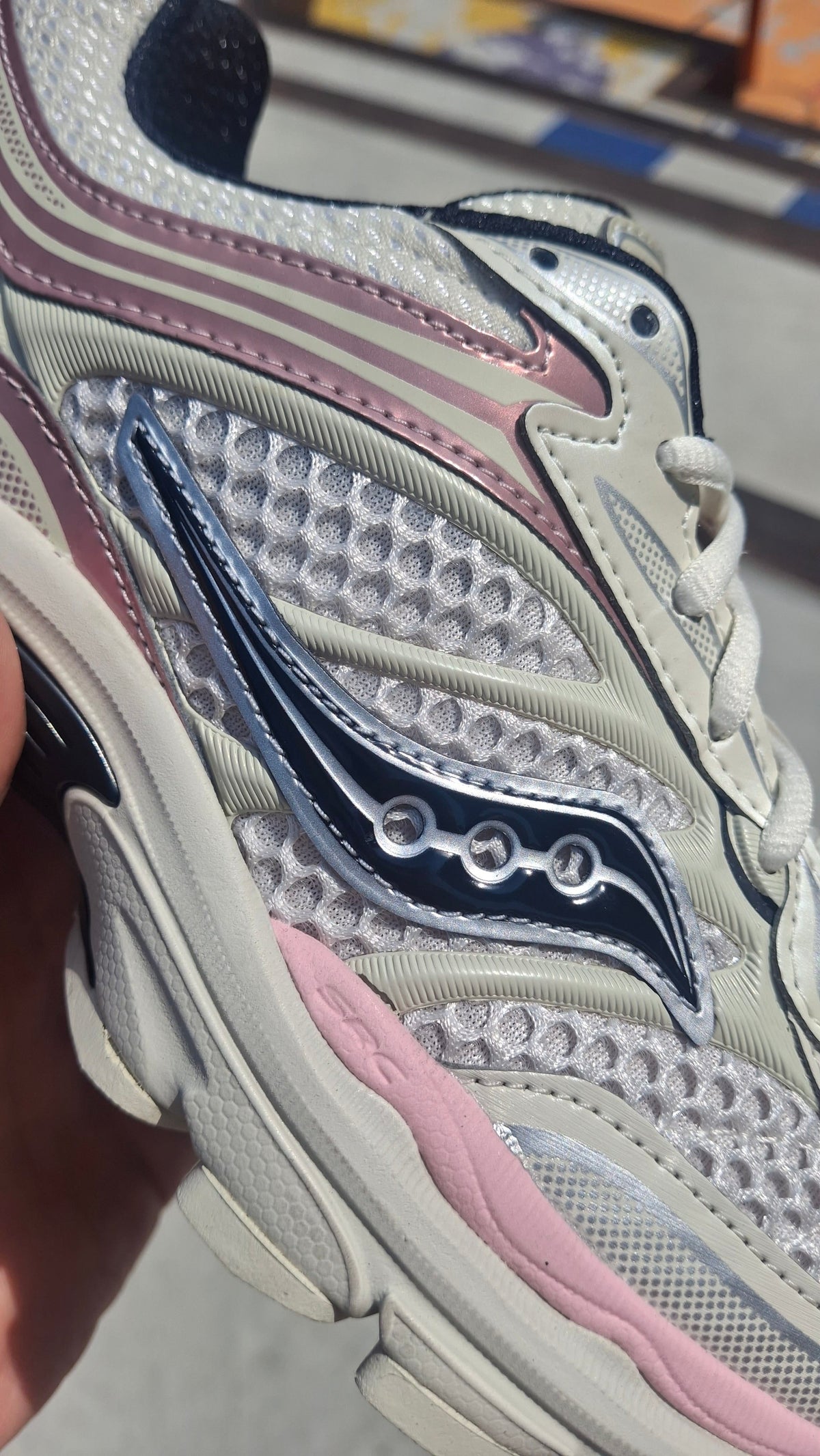 Saucony ProGrid Omni 9 – Eggshell Touch Trainers