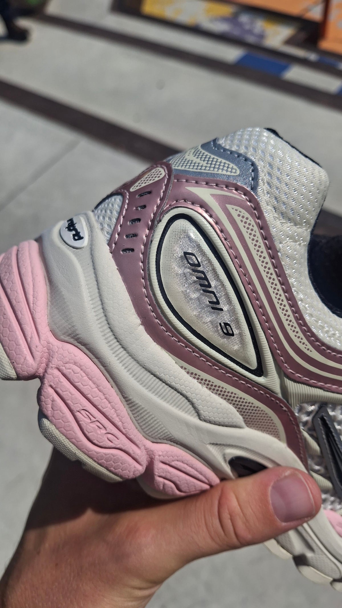 Saucony ProGrid Omni 9 – Eggshell Touch Trainers